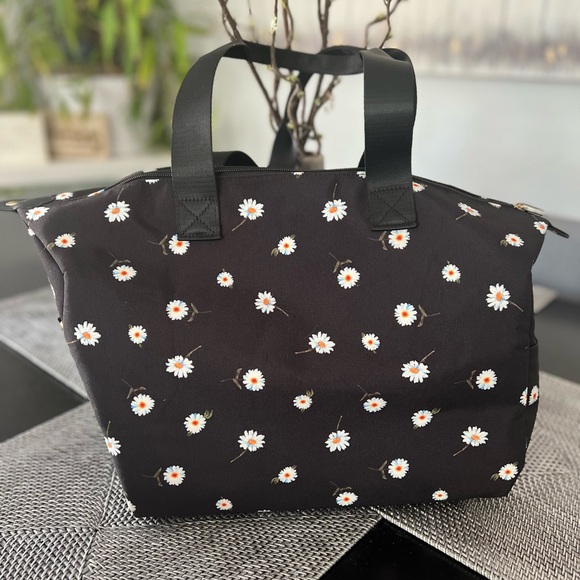 Alice and Olivia duffle bag in good condition - Picture 4 of 10